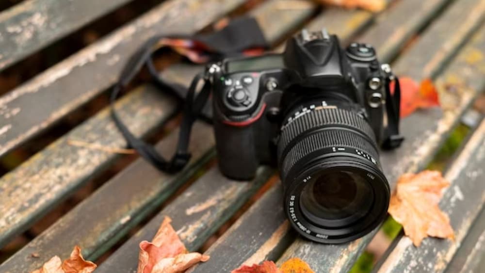 دوربین دیجیتال dslr روی میز